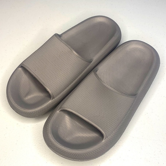 🆕 CLOUD COMFY GRAY SLIP ON SANDALS  ☁️ SIZE 6-7 NARROW WOMENS - Picture 1 of 5